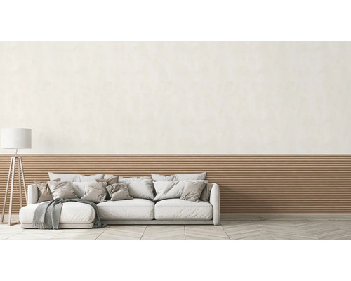 Wohnzimmer mit Sofa, Stehlampe und Wandpaneelen