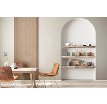 Esszimmer mit Esstisch, Stühlen und Regalen in einer Nische