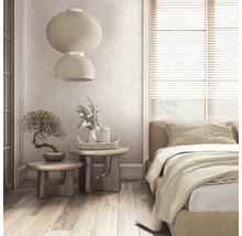 Schlafzimmer mit Bett, Nachttischen, Lampe und Dekoration