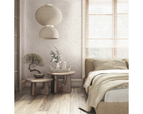 Schlafzimmer mit Bett, Nachttischen, Lampe und Dekoration