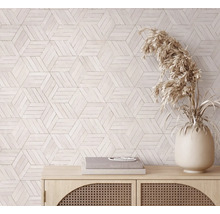 Dekoratives Wandpaneel mit geometrischem Muster, kombiniert mit einem Schrank und einer Vase mit Ziergras