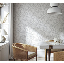 Szene mit Blättertapete, Esszimmergarnitur und Rattan-Stühlen