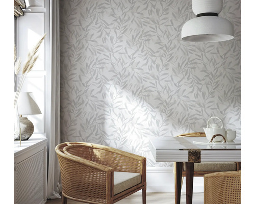 Szene mit Blättertapete, Esszimmergarnitur und Rattan-Stühlen