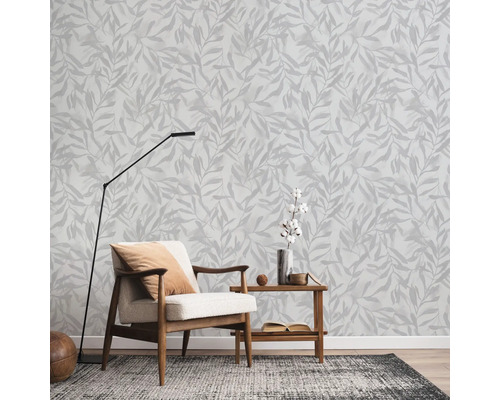 Wohnzimmer mit Sessel, Stehlampe und Wandtapete mit Blättermuster