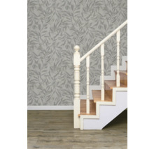 Szene mit einer Treppe, einer Wand mit Blattmuster-Tapete und einem Holzboden