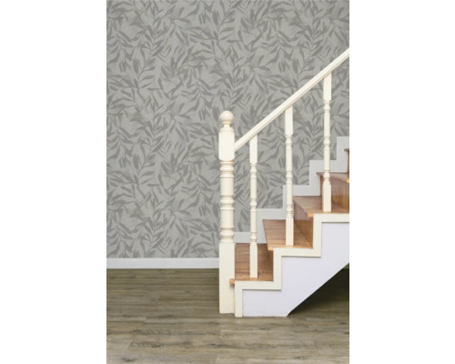 Szene mit einer Treppe, einer Wand mit Blattmuster-Tapete und einem Holzboden