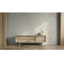 Wohnzimmer mit Blattmuster-Tapete, Sideboard und Parkettboden.