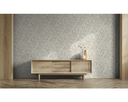 Wohnzimmer mit Blattmuster-Tapete, Sideboard und Parkettboden.