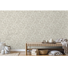 Szene mit floral gemusterter Tapete mit Bank