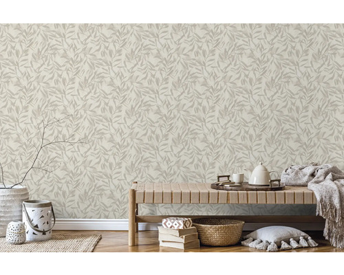 Szene mit floral gemusterter Tapete mit Bank