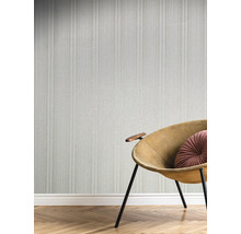 Wand mit vertikal gestreifter Tapete und Sessel