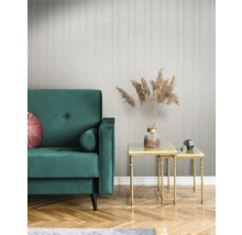 Innenraumszene mit Sofa, Tischchen und dekorativer Tapete