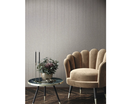 Szene mit einer Wandtapete, einem Sessel und einem Beistelltisch mit Dekoration