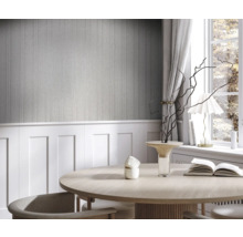 Innenraum mit grauer Tapete und weißen Wandpaneelen