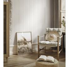 Heller Raum mit gestreifter Tapete, Sessel, Bild und Dekoration