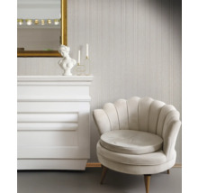 Dekoratives Interieur mit Sessel, Kaminattrappe und Spiegel