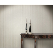 Dekorative Tapete mit Kerzenständern auf einem Holztisch