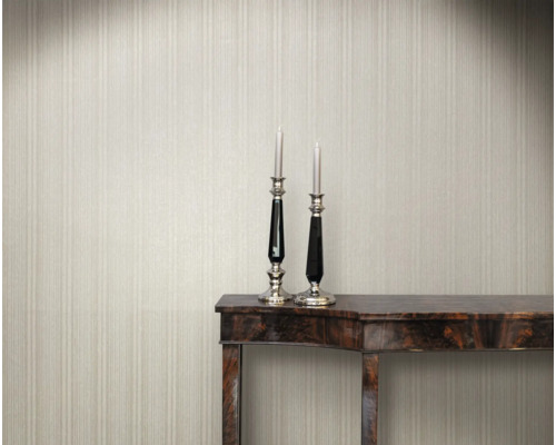 Dekorative Tapete mit Kerzenständern auf einem Holztisch