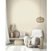 Helles Wohnzimmer mit Sessel, Beistelltisch und Pendelleuchte