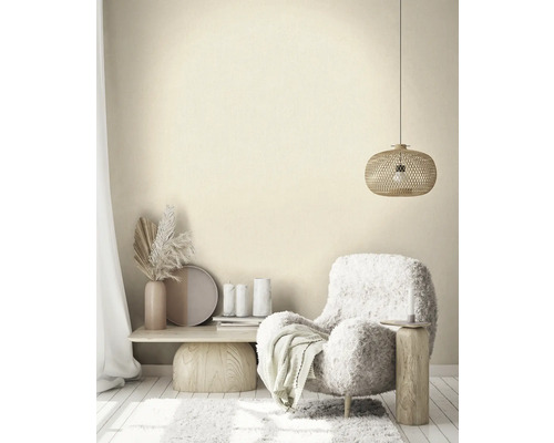 Helles Wohnzimmer mit Sessel, Beistelltisch und Pendelleuchte