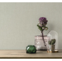 Gemusterte Tapete mit Blumen und Dekoration auf einem Holztisch