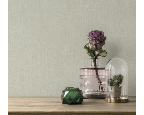 Gemusterte Tapete mit Blumen und Dekoration auf einem Holztisch