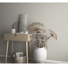 Dekoratives Interieur mit Konsole, Vase und Accessoires vor einer Wand