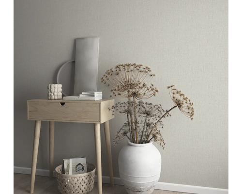 Dekoratives Interieur mit Konsole, Vase und Accessoires vor einer Wand