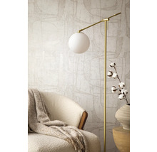 Szene mit Sessel, Stehlampe und dekorativer Vase für ein stilvolles Interieur