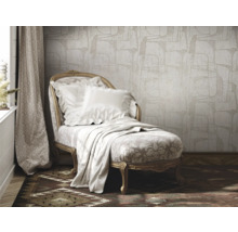 Klassischer Sessel mit gemusterter Tapete und Vorhängen