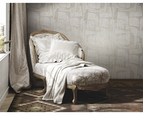 Klassischer Sessel mit gemusterter Tapete und Vorhängen