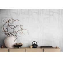 Szene mit gemusterter Tapete, Dekorationen und Anrichte für Wohnraumgestaltung.