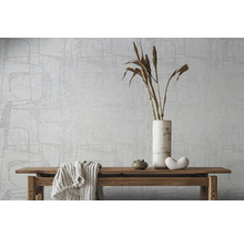 Tapete mit abstraktem Muster, dekoriert mit Vase, Trockenblumen, Dekoration und einer Decke auf einer Holzbank