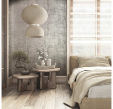 Schlafzimmer mit gemusterten Tapeten, Nachttischen und Papierlampen