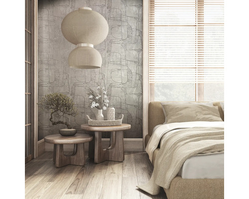 Schlafzimmer mit gemusterten Tapeten, Nachttischen und Papierlampen