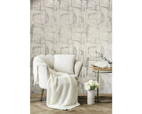 Helles Wohnzimmer mit Sessel, Decke, Kissen, Beistelltisch, Blumen und gemusterter Tapete