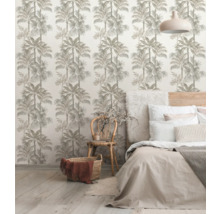 Dekorativer Raum mit Tapete mit Palmenmuster, Bett und Stuhl