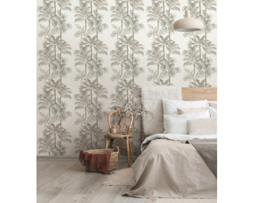 Dekorativer Raum mit Tapete mit Palmenmuster, Bett und Stuhl