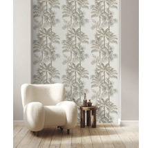 Szene mit einem Sessel, einem Tisch und einer Tapete mit Palmenmuster