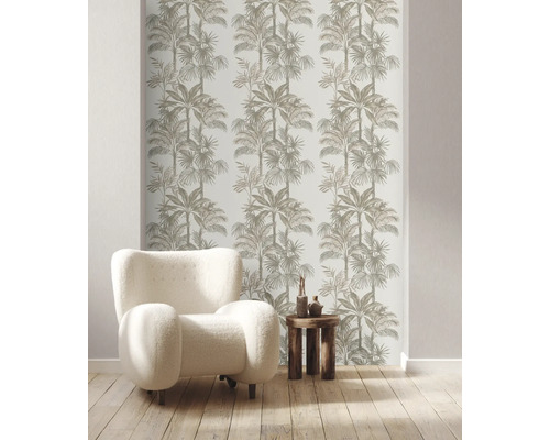 Szene mit einem Sessel, einem Tisch und einer Tapete mit Palmenmuster