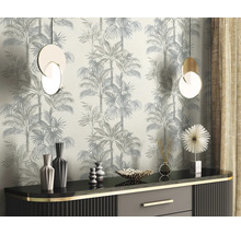 Dekoratives Interieur mit Tapete, Sideboard und Pendelleuchten