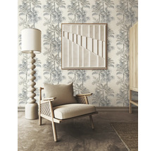 Dekorativer Raum mit Sessel, Stehlampe, Wandbild und Tapete mit Palmenmuster