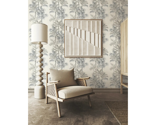 Dekorativer Raum mit Sessel, Stehlampe, Wandbild und Tapete mit Palmenmuster