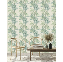 Zimmer mit Palmenmuster-Tapete, zwei Stühlen und einem Tisch