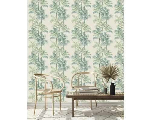 Zimmer mit Palmenmuster-Tapete, zwei Stühlen und einem Tisch