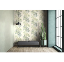 Heller Raum mit gemusterter Tapete, Sitzbank, Zimmerpflanze und Hängelampe