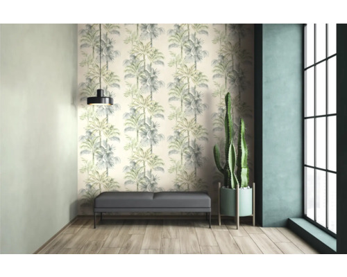 Heller Raum mit gemusterter Tapete, Sitzbank, Zimmerpflanze und Hängelampe