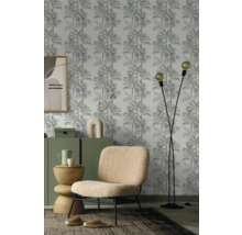 Wohnzimmer mit Palmenmuster Tapete, Sessel und Stehlampe.