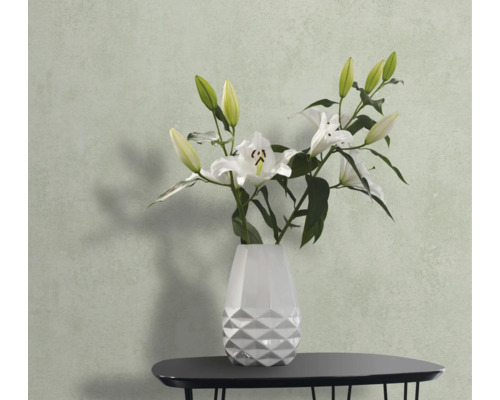 Stillleben mit weißen Lilien in einer weißen Vase auf einem Tisch