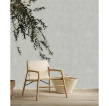 Dekorative Szene mit Stuhl, Korb und Zweigen vor einer Wand